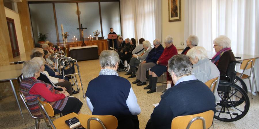 Anziani in un momento di riflessione e preghiera
