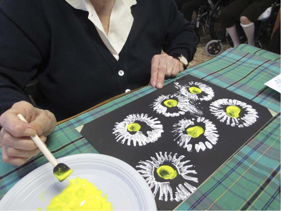 Fiori con tempera - casa di riposo Campostrini