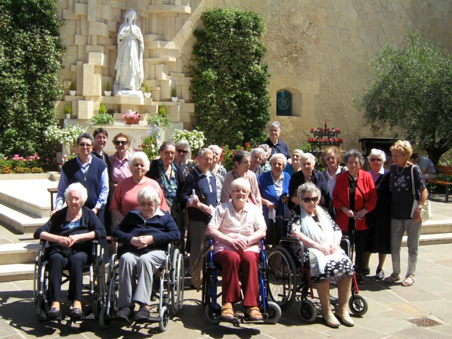Pellegrinaggio al Santuario Madonna di Lourdes foto di gruppo
