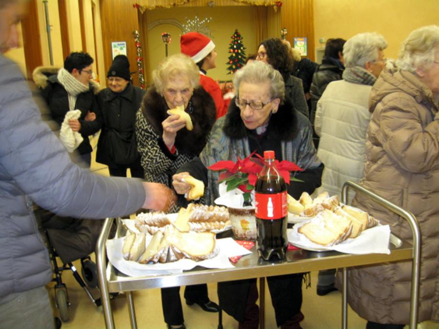 tavola imbandita natale casa di riposo campostrini